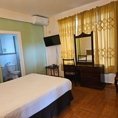 Palm Bay Guest House & Restaurant Montego Bay Esterno foto