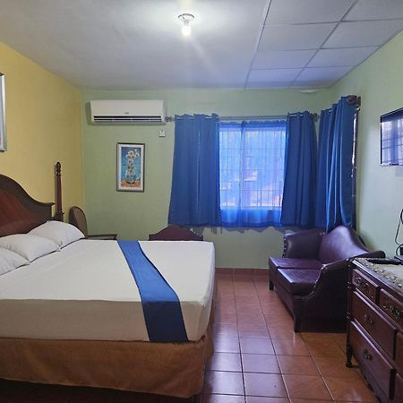 Palm Bay Guest House & Restaurant Montego Bay Esterno foto