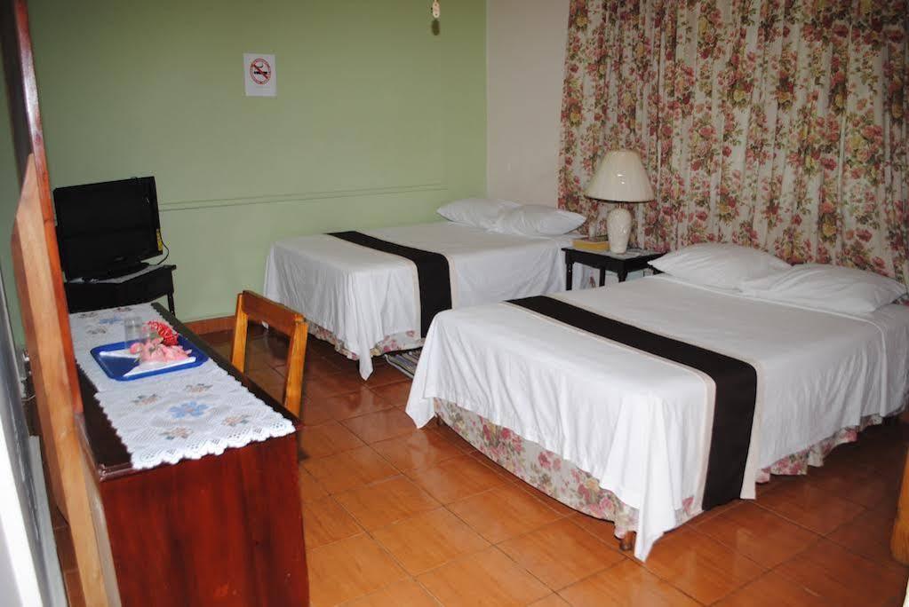 Palm Bay Guest House & Restaurant Montego Bay Esterno foto
