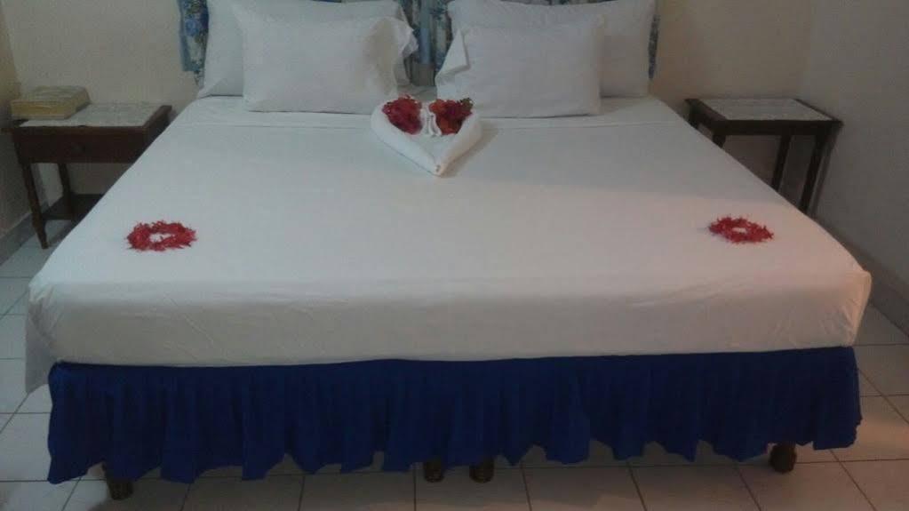 Palm Bay Guest House & Restaurant Montego Bay Esterno foto