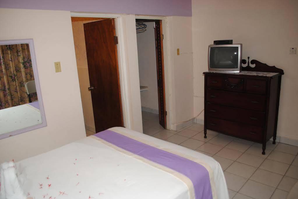 Palm Bay Guest House & Restaurant Montego Bay Esterno foto