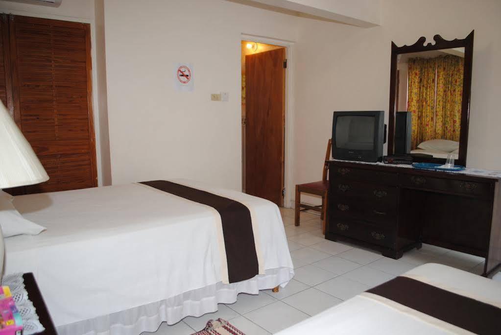 Palm Bay Guest House & Restaurant Montego Bay Esterno foto