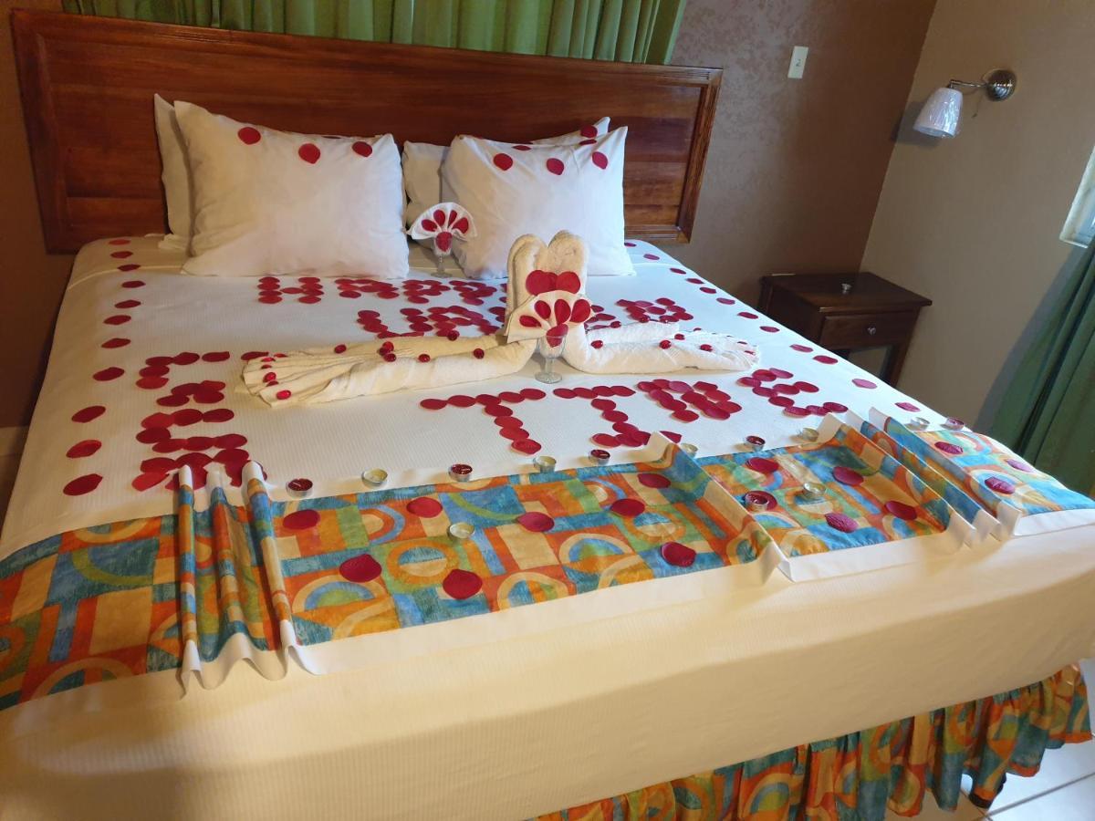Palm Bay Guest House & Restaurant Montego Bay Esterno foto