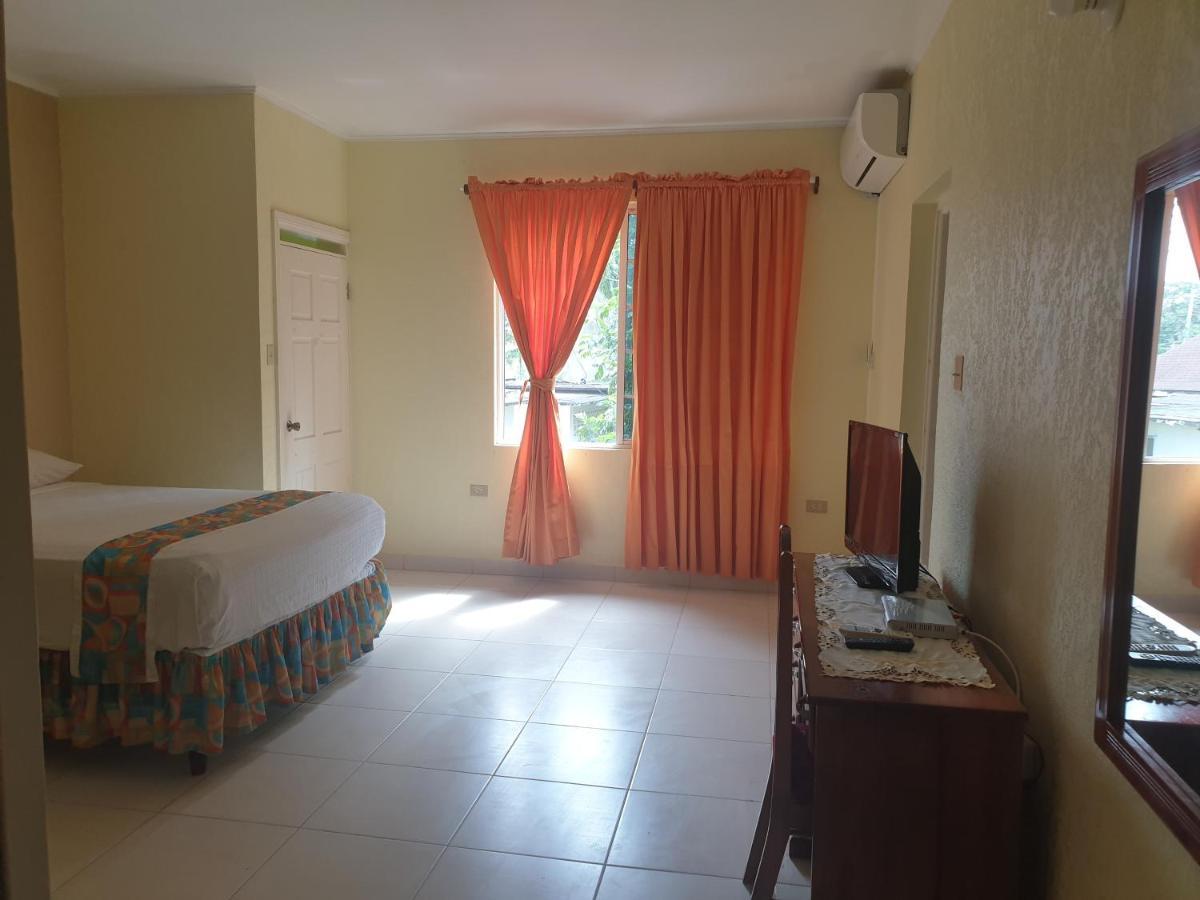 Palm Bay Guest House & Restaurant Montego Bay Esterno foto