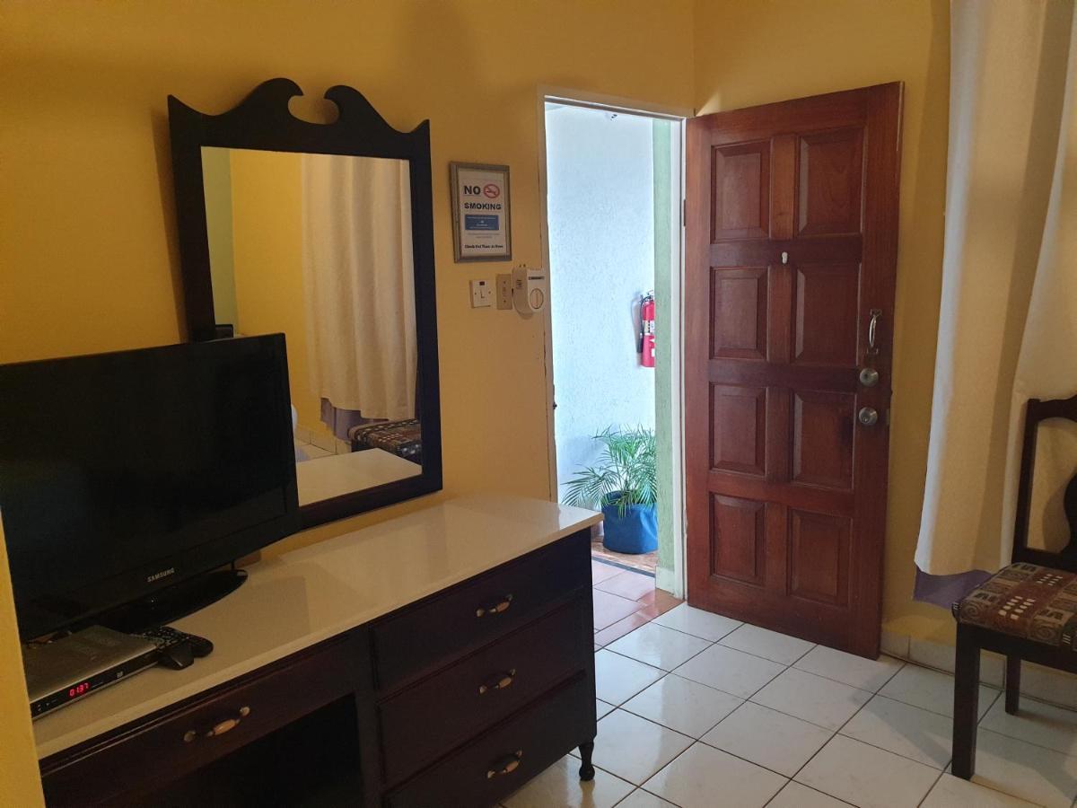 Palm Bay Guest House & Restaurant Montego Bay Esterno foto