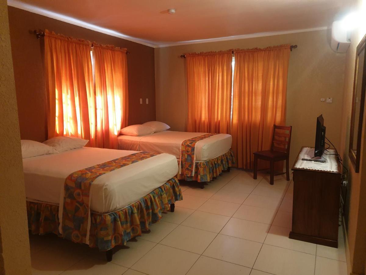 Palm Bay Guest House & Restaurant Montego Bay Esterno foto