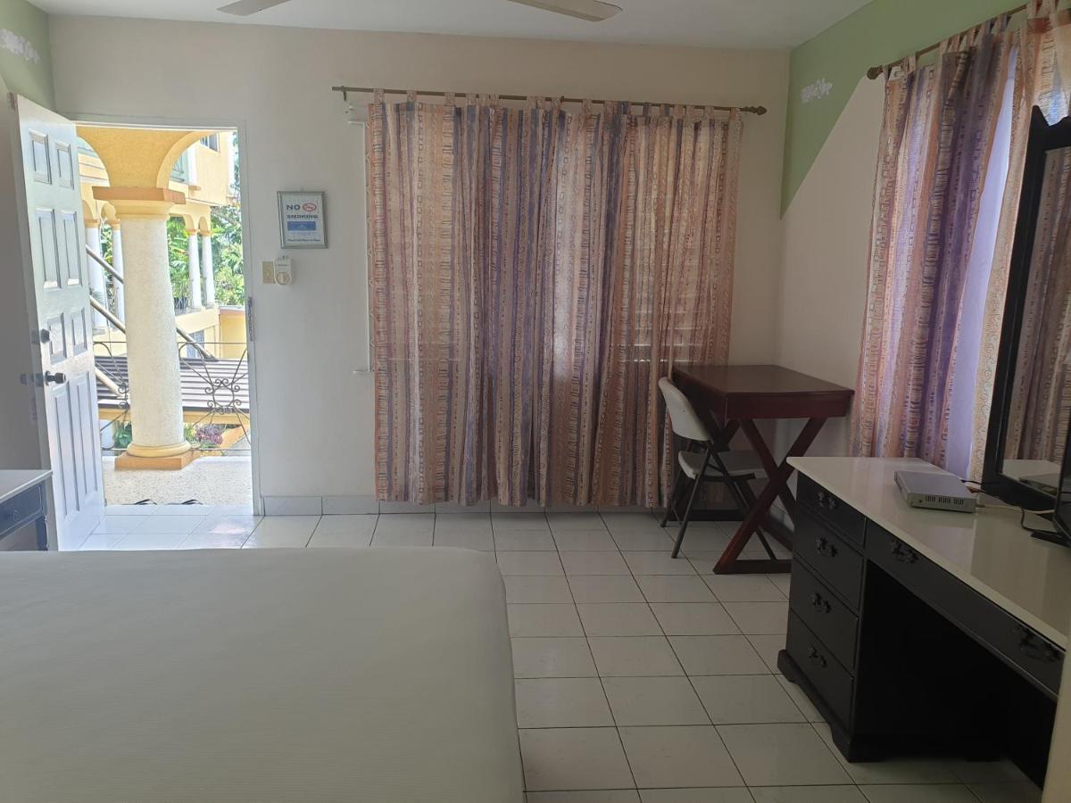 Palm Bay Guest House & Restaurant Montego Bay Esterno foto