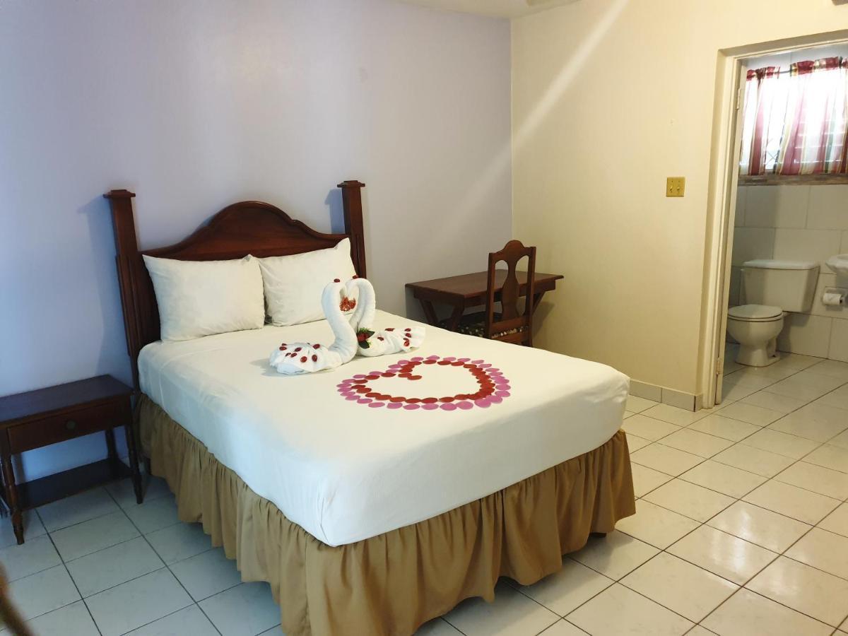 Palm Bay Guest House & Restaurant Montego Bay Esterno foto