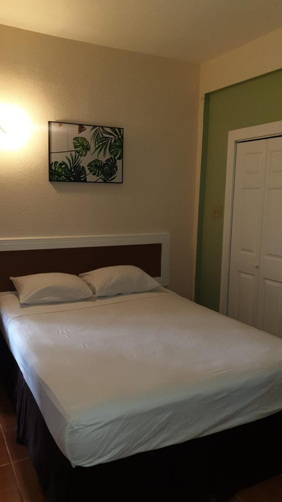 Palm Bay Guest House & Restaurant Montego Bay Esterno foto