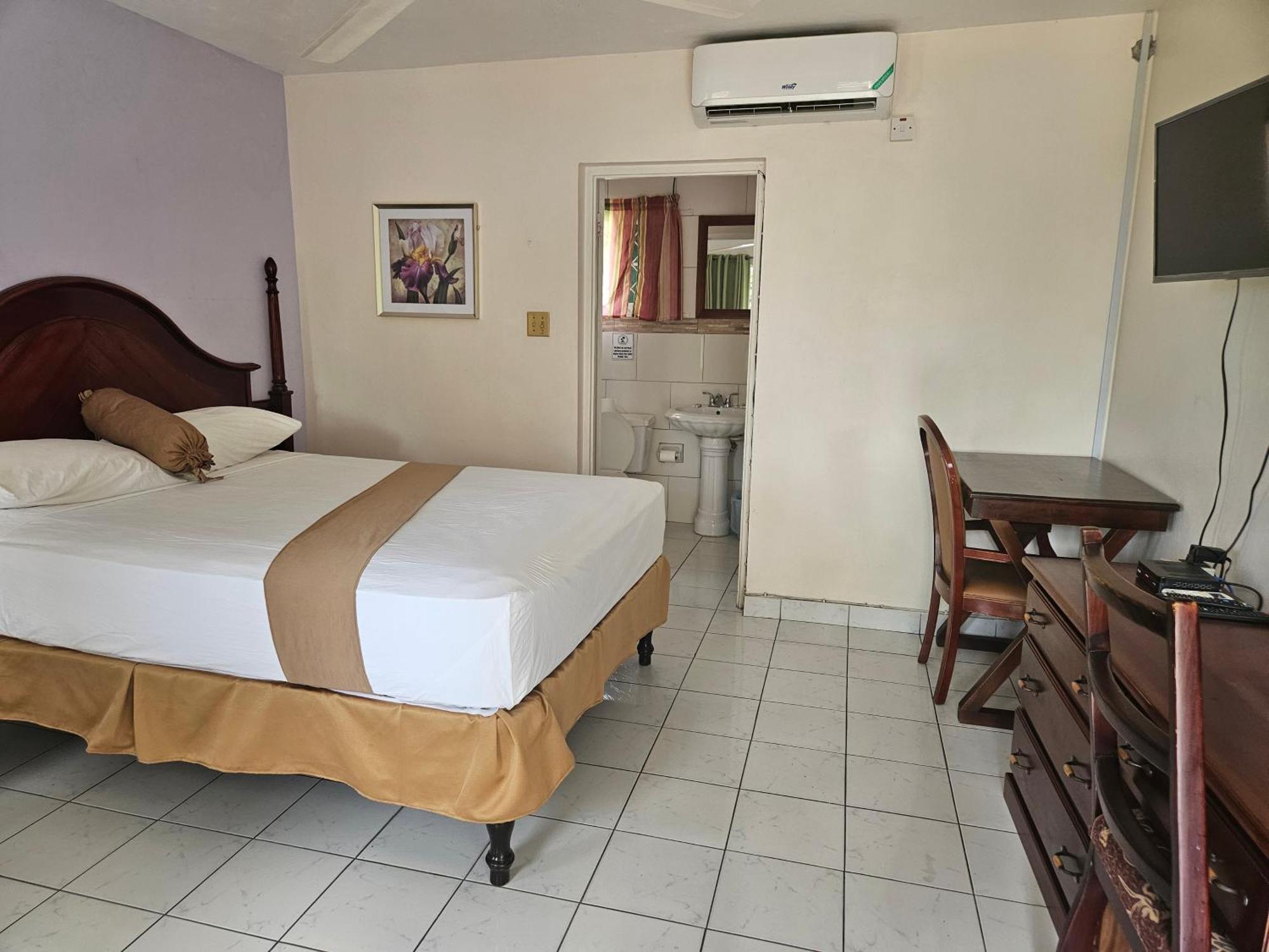 Palm Bay Guest House & Restaurant Montego Bay Esterno foto