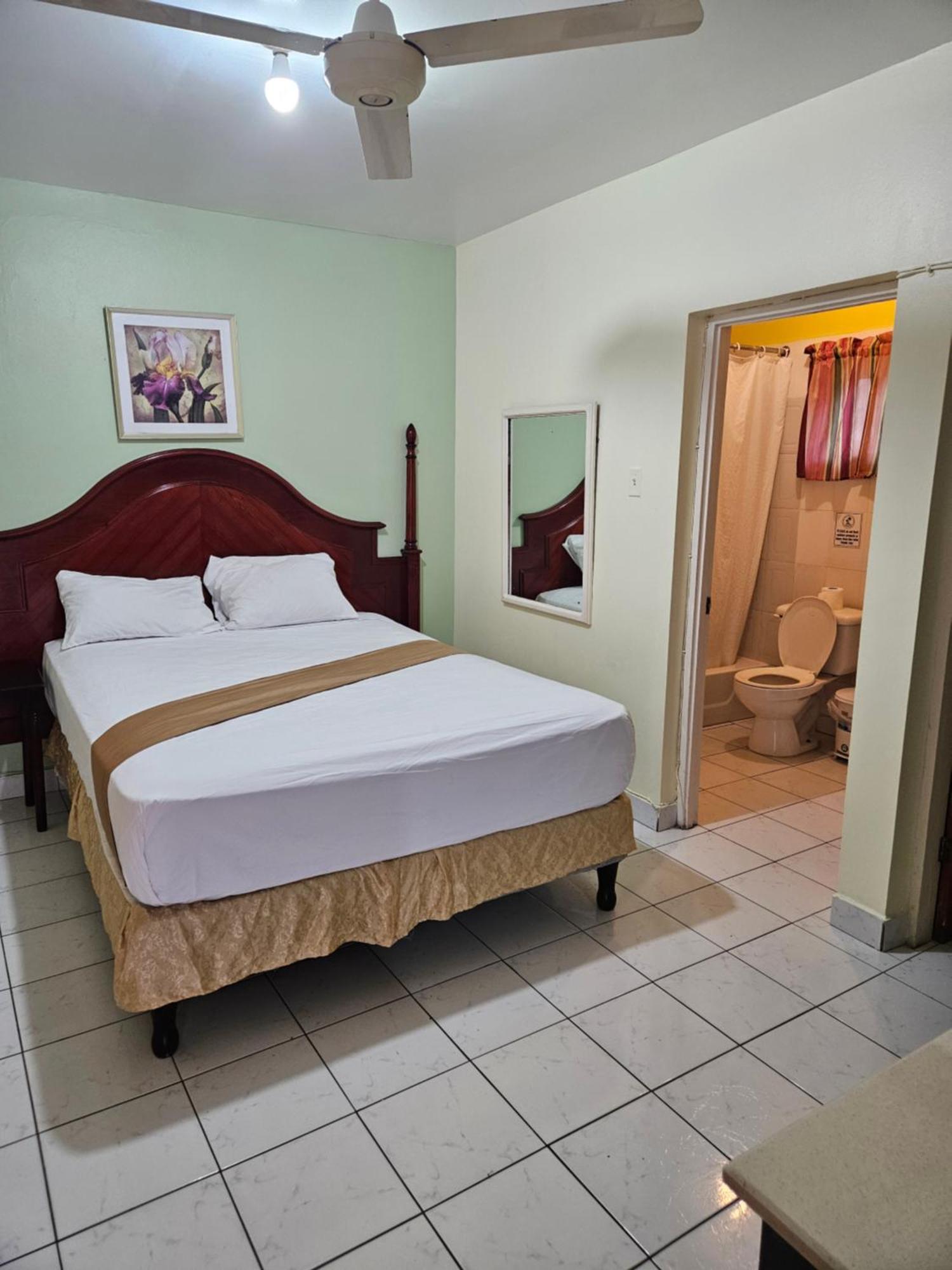 Palm Bay Guest House & Restaurant Montego Bay Esterno foto