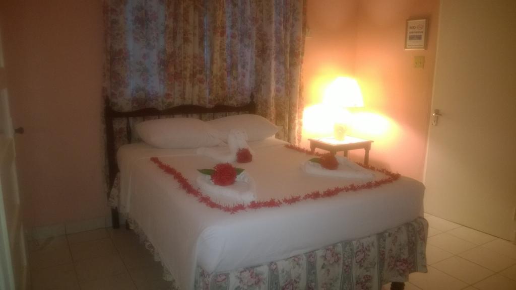 Palm Bay Guest House & Restaurant Montego Bay Esterno foto