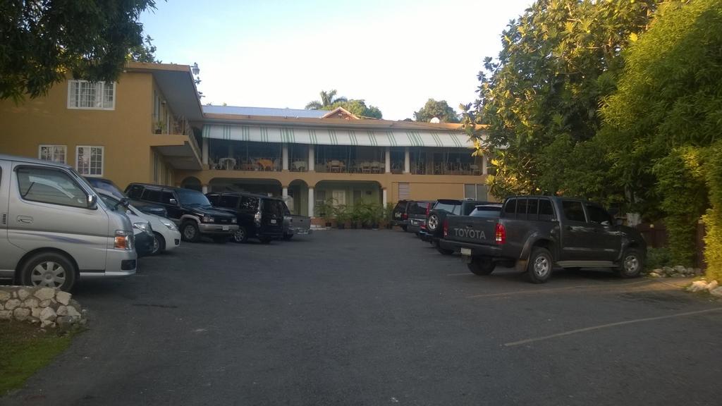 Palm Bay Guest House & Restaurant Montego Bay Esterno foto
