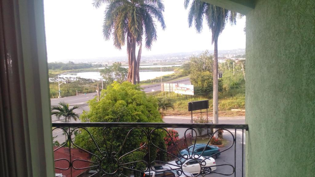 Palm Bay Guest House & Restaurant Montego Bay Esterno foto