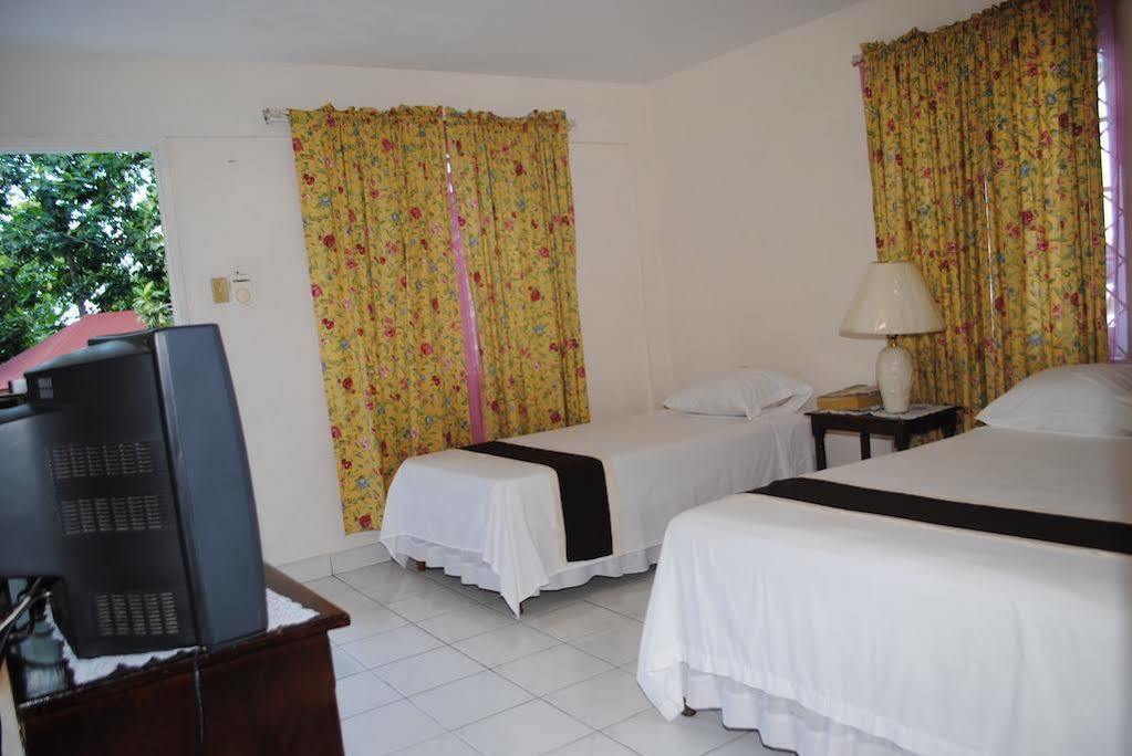 Palm Bay Guest House & Restaurant Montego Bay Esterno foto